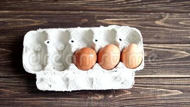 后面一张木桌上的鸡蛋.. 锥形和一个白色。 <strong>农</strong>产品，天然鸡蛋.. 准备复活节。